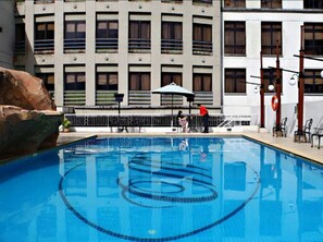 Una piscina al aire libre