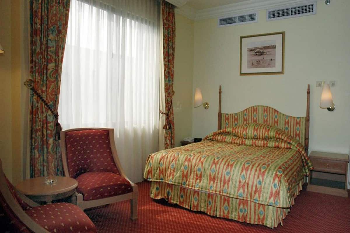 Superior Queen Room | In-room safe, desk, soundproofing, iron/ironing board