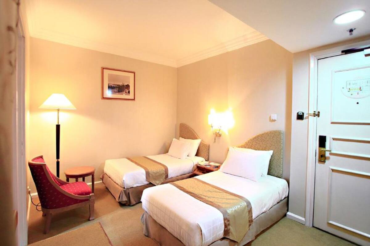 Standard Twin Room | In-room safe, desk, soundproofing, iron/ironing board
