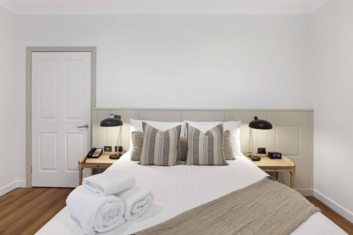 Deluxe Suite, 1 Queen Bed with Sofa bed