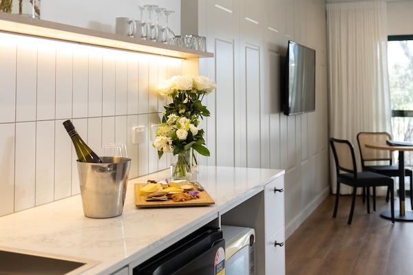 Courtyard Suite | Premium bedding, down comforters, pillowtop beds, minibar