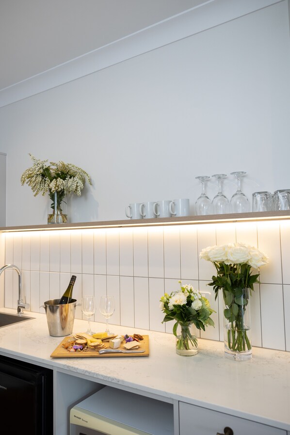 Suite, en el área del patio | Cocina privada | Tetera eléctrica 