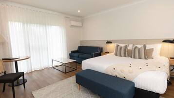 Deluxe Room, 1 King Bed | Premium bedding, down duvets, pillow-top beds, minibar