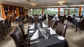 Frukost och middag serveras, med utsikt mot trädgården