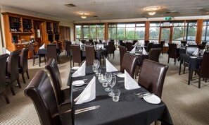 Petit-déjeuner et dîner servis sur place, vue sur le jardin 