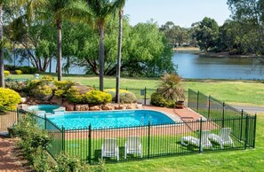 Una piscina al aire libre (de 07:00 a 21:00), tumbonas