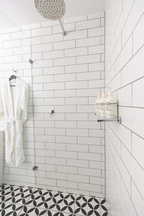 Free toiletries, hair dryer, towels, soap - Clare Country Club (Clare)