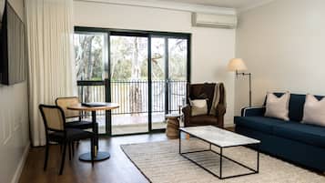 Courtyard Suite | Living area