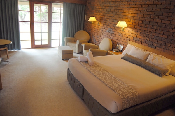 Escritorio, tabla de planchar con plancha, wifi gratis y ropa de cama