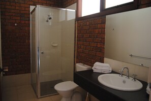 Buồng tắm vòi sen, đồ dùng nhà tắm miễn phí, máy sấy tóc, khăn tắm 