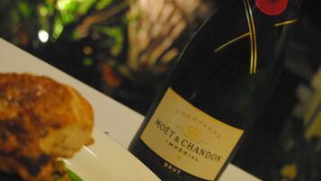 Eine Flasche Moët & Chandon Brut Champagner und ein Teller mit Speisen.