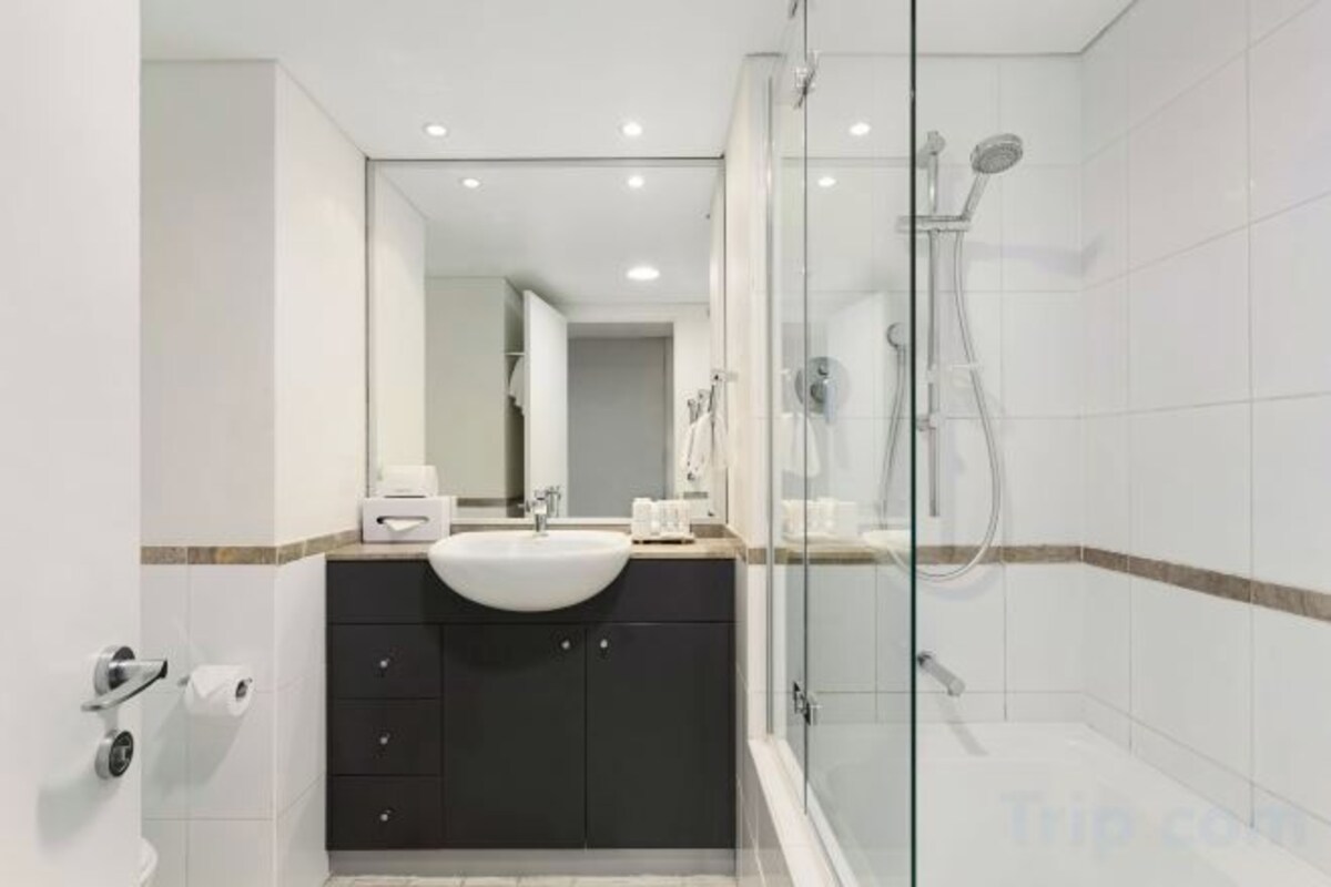 Bathroom | Combined shower/tub, free toiletries, hair dryer, towels