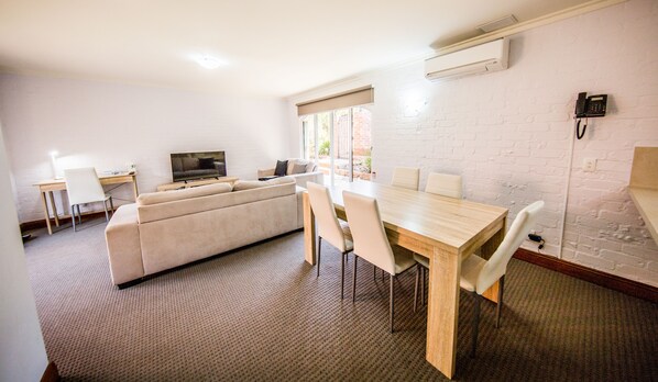 Flat-screen TV - Mercure Ballarat Hotel and Convention Centre (Golden Point (Ballarat))
