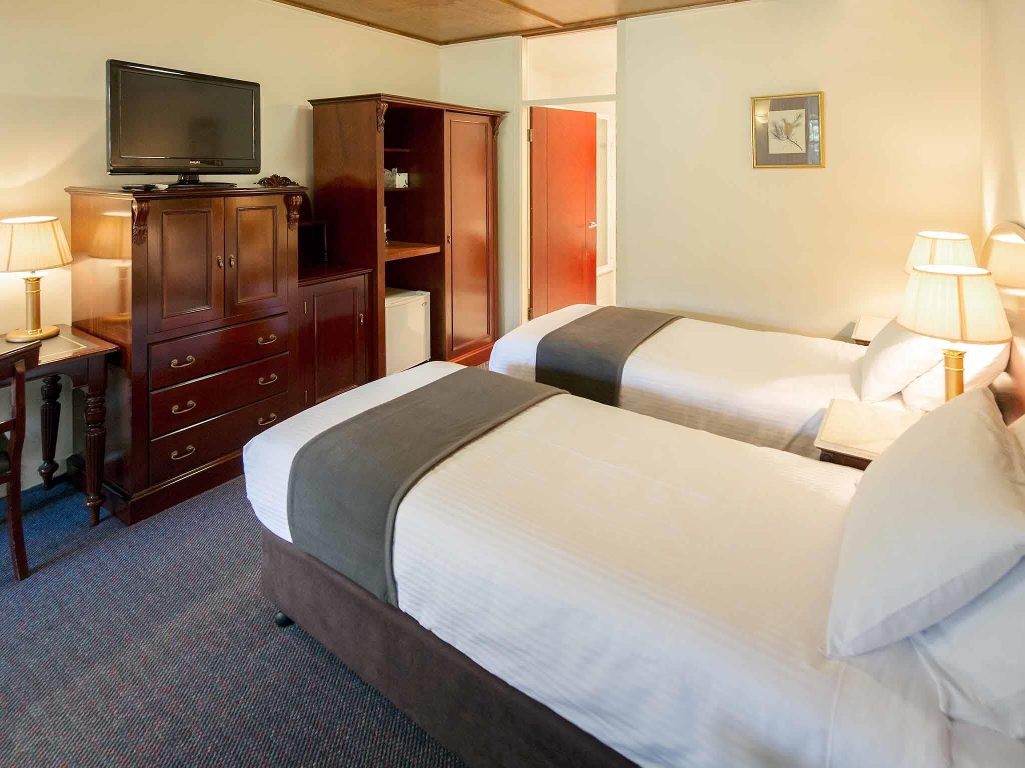 Minibar, in-room safe, desk, iron/ironing board