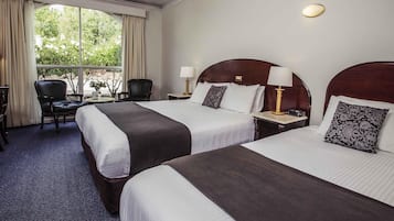 Chambre, plusieurs lits (Courtyard) | Minibar, coffres-forts dans les chambres, bureau