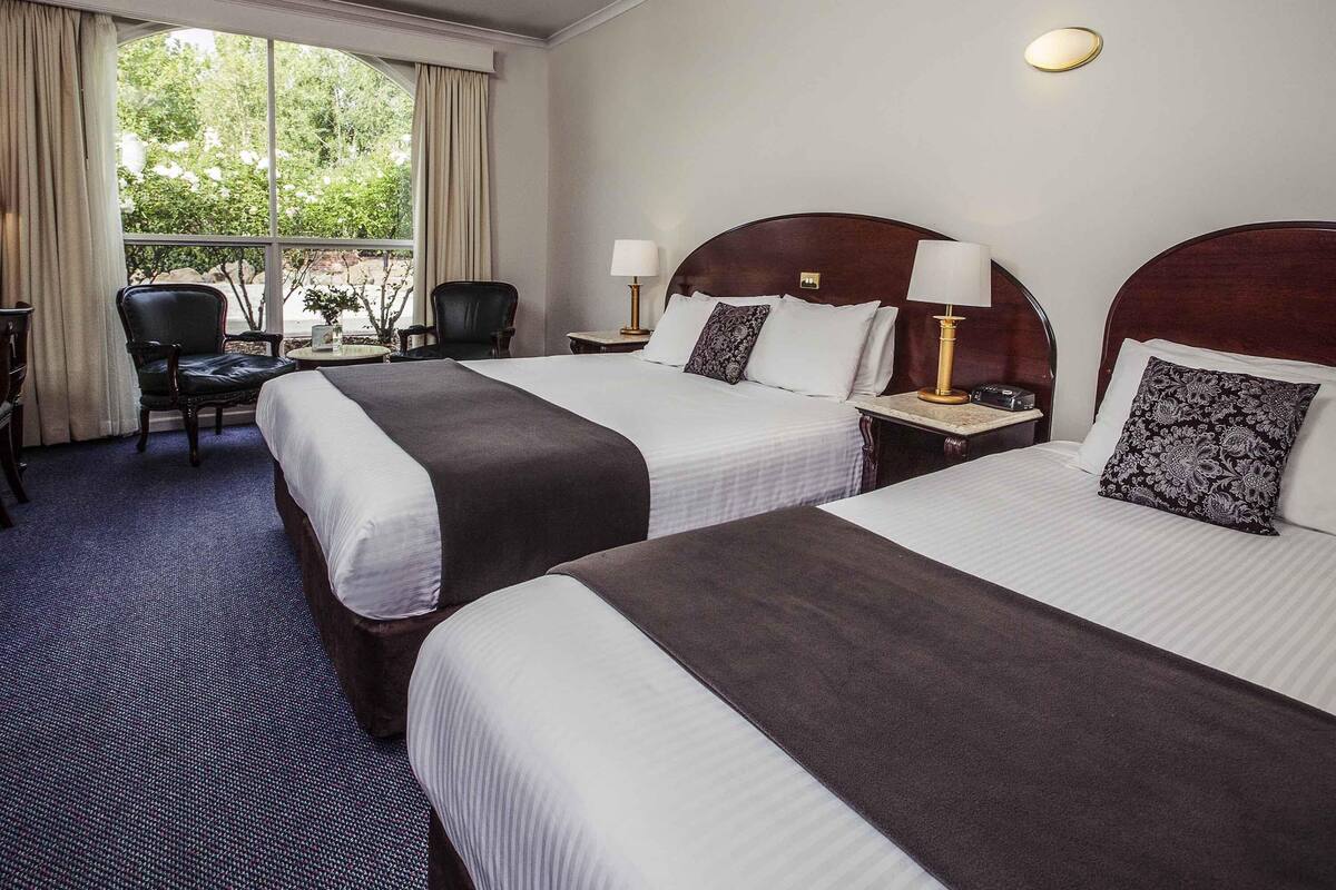 Kamer, Meerdere bedden (Courtyard) | Een minibar, een kluis op de kamer, een bureau