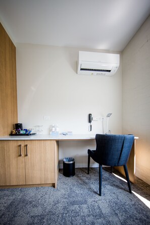 Superior Room, 1 King Bed | Living area