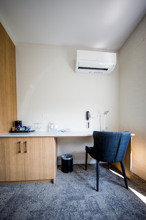 Superior Room, 1 King Bed | Living area