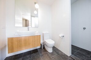 Habitación superior, 1 cama King size | Baño | Amenidades de baño ecológicas, secadora de cabello, toallas 