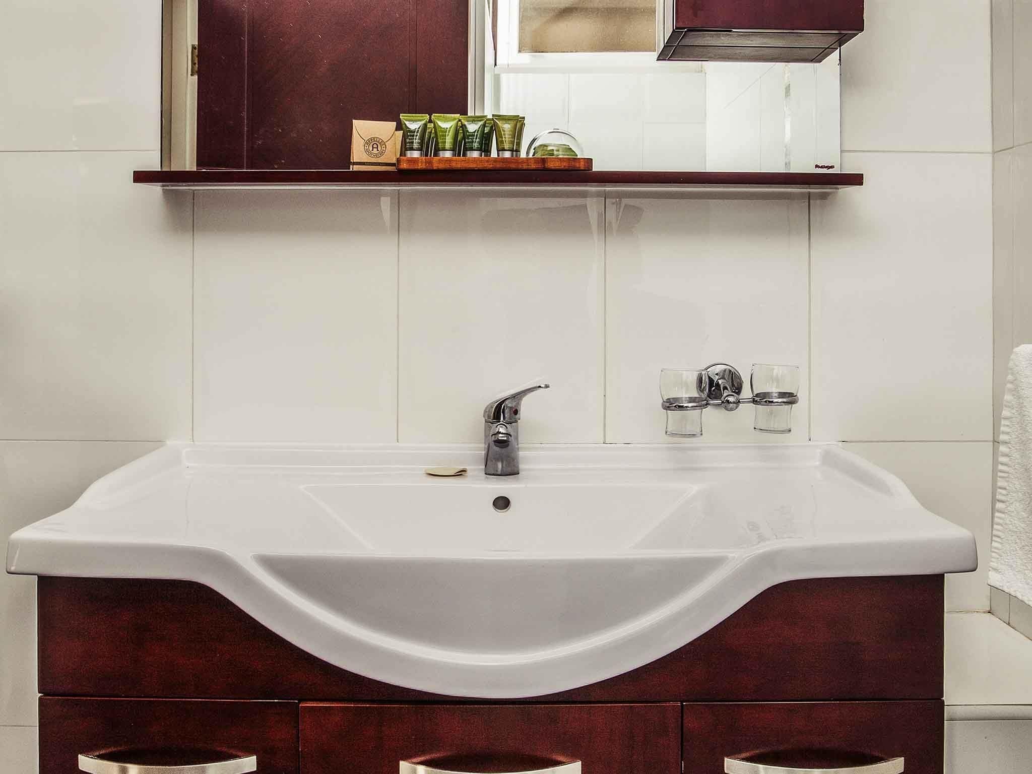 Room, 1 King Bed (Lodge) | Minibar, in-room safe, desk, iron/ironing board
