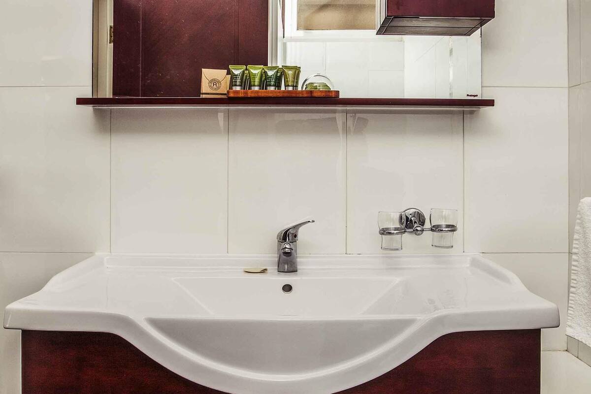 Kamer, 1 kingsize bed (Lodge) | Een minibar, een kluis op de kamer, een bureau