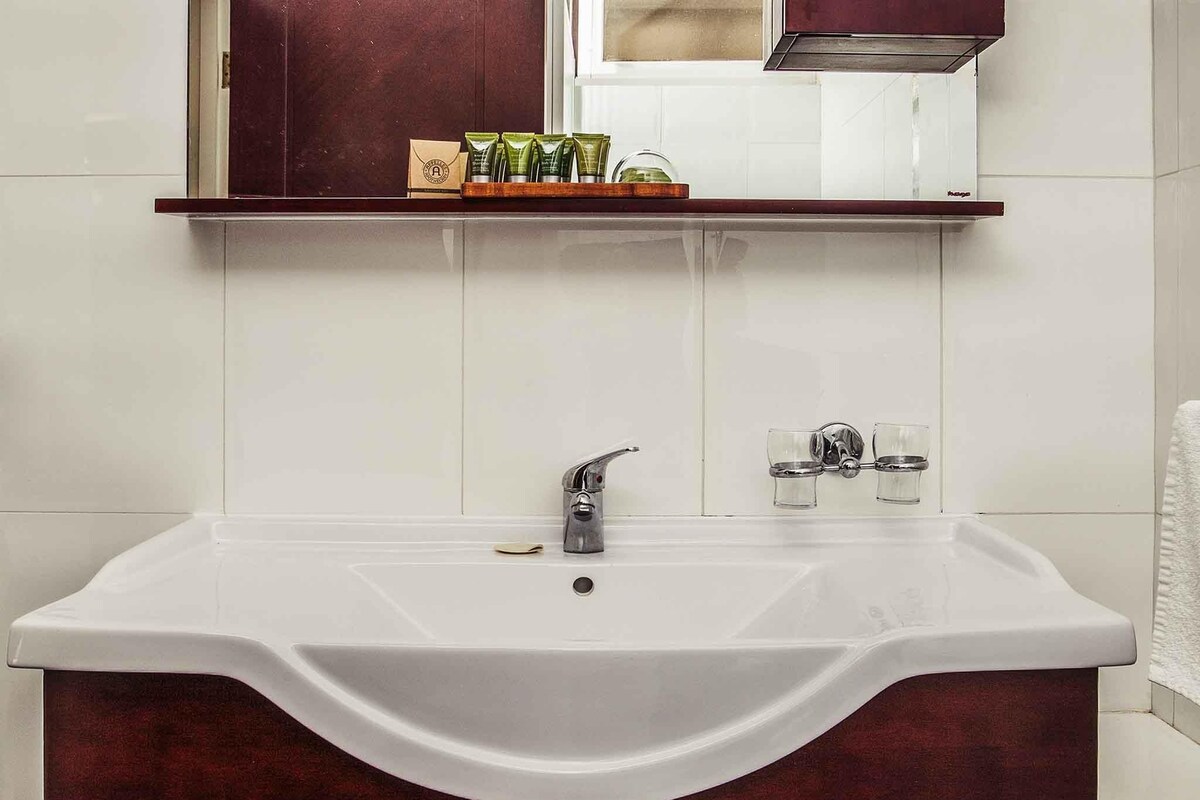 Minibar, coffres-forts dans les chambres, bureau