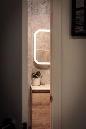 Een minibar, een kluis op de kamer, een bureau