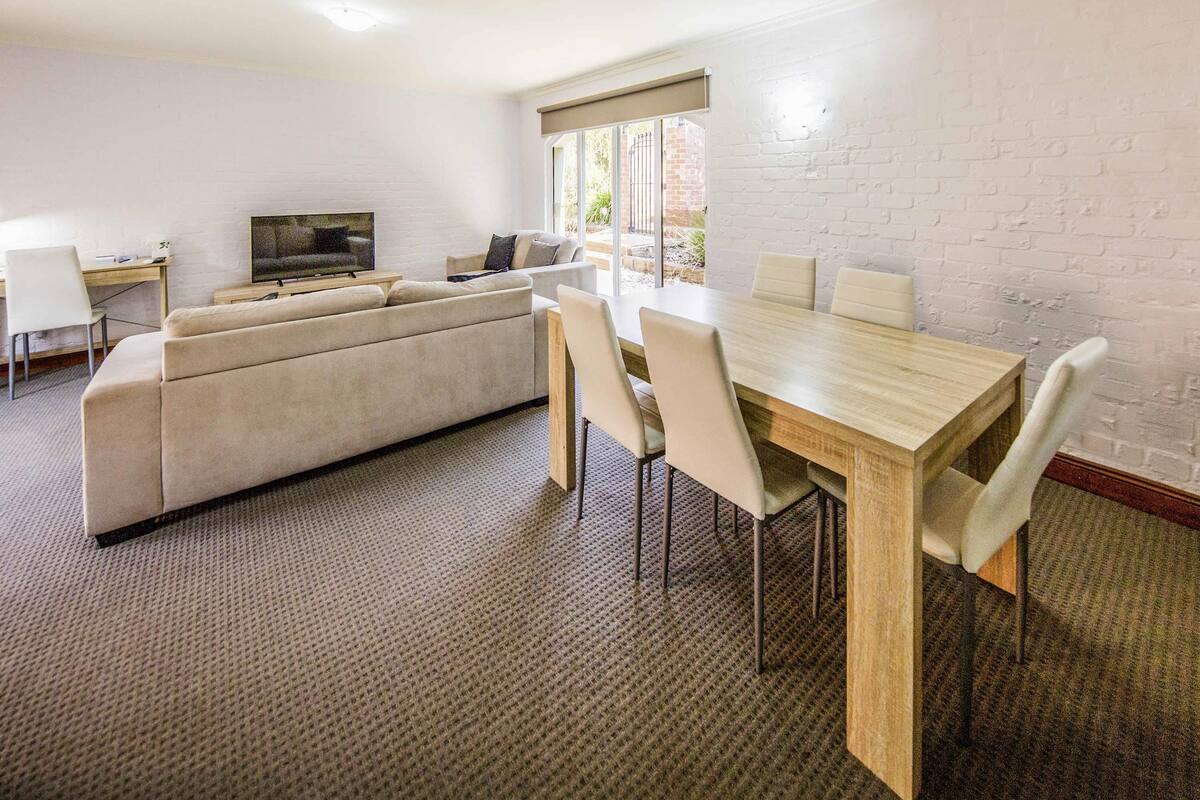Appartement, 2 slaapkamers | Een minibar, een kluis op de kamer, een bureau