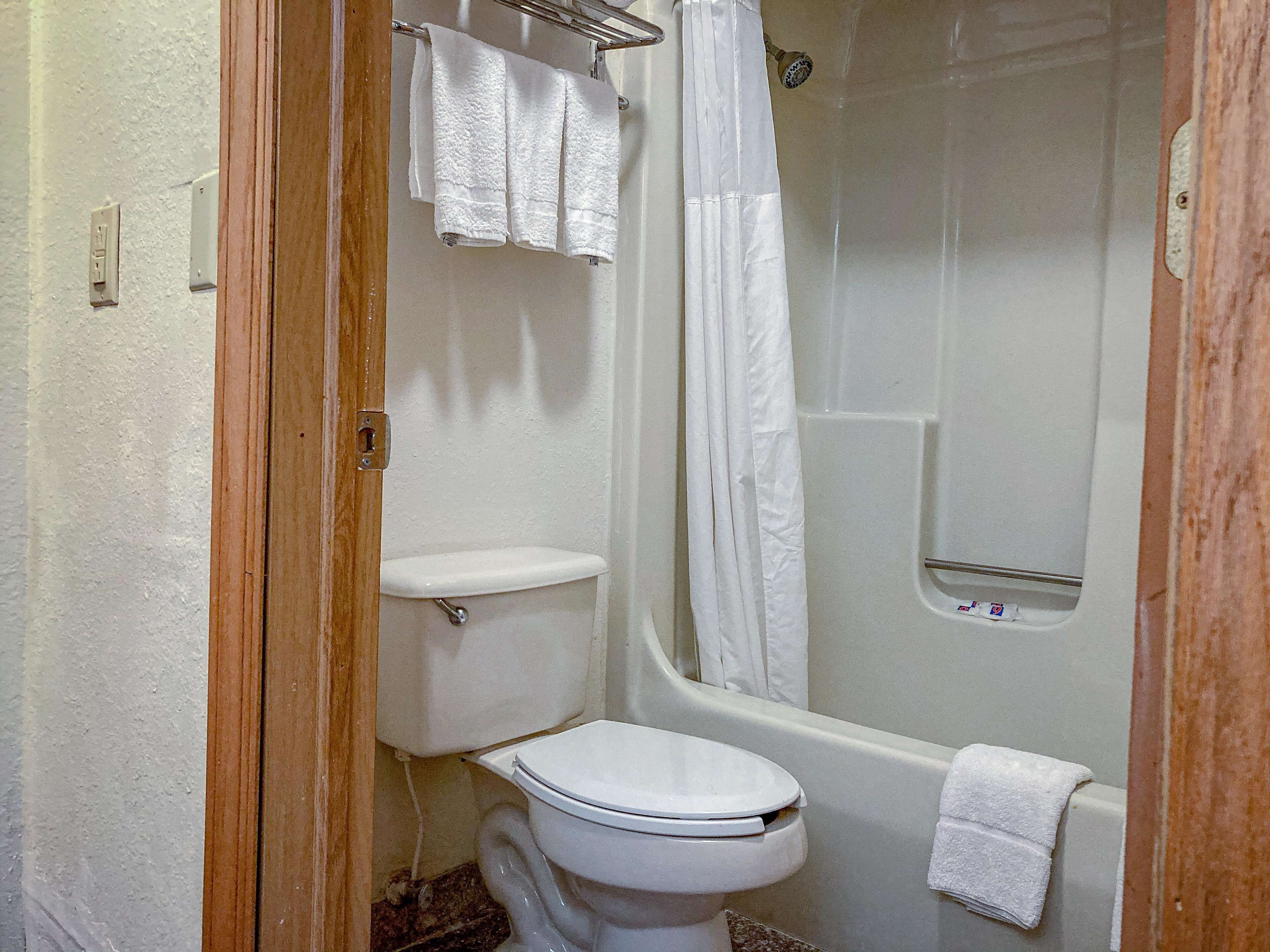 Ein Badezimmer mit Toilette, Dusche und Badewanne.