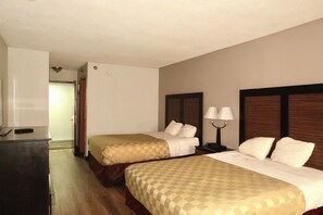 Desk, laptop workspace, blackout drapes, free WiFi - Motel 6 Elkhart, IN (Elkhart)