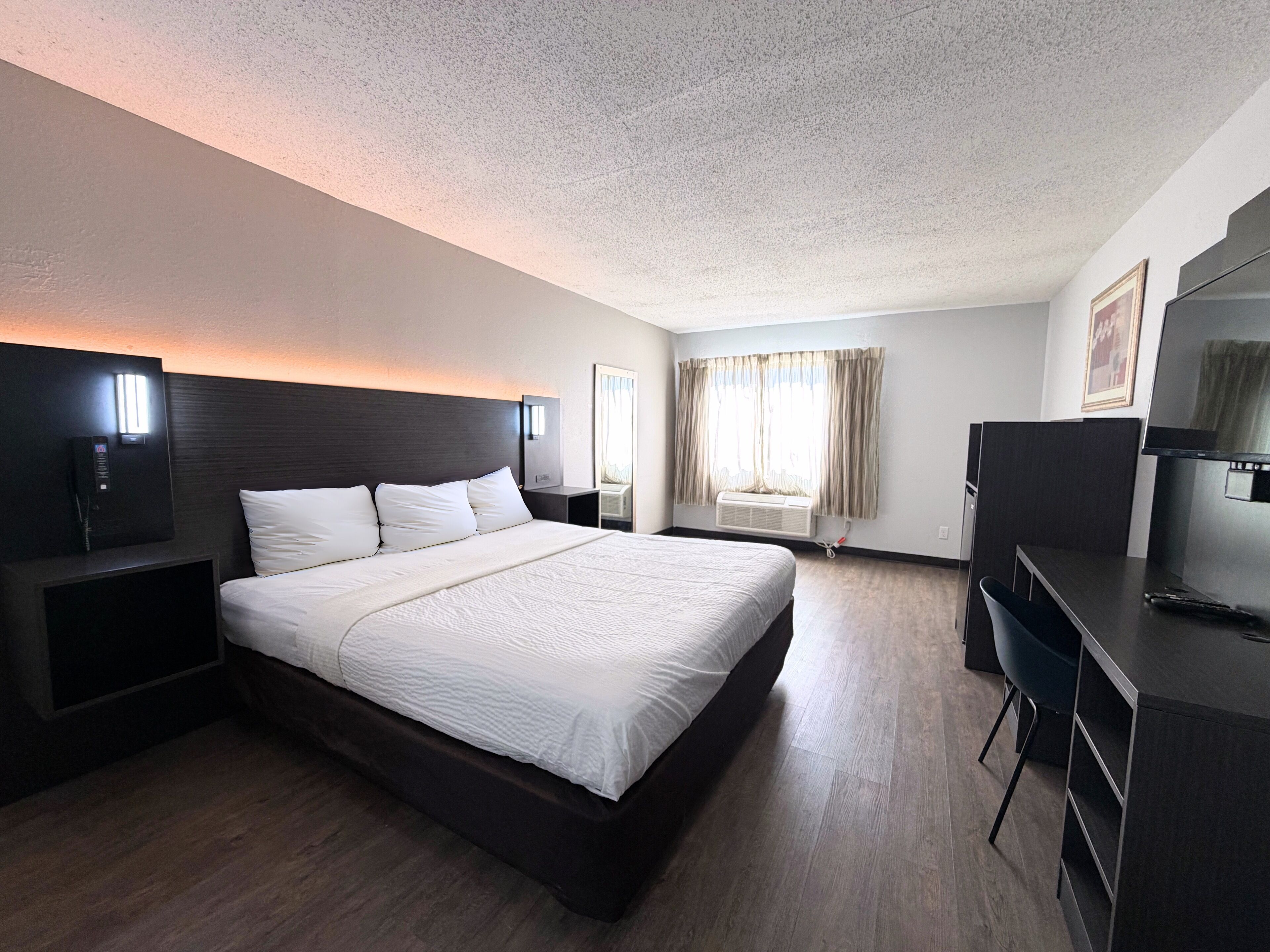 Deluxe Room, 1 King Bed, Non Smoking, Refrigerator & Microwave | Desk, laptop workspace, blackout drapes, free WiFi