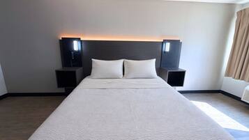 Quarto luxo, 1 cama Queen, para não fumantes, geladeira e micro-ondas | Escrivaninha, espaço de trabalho para notebook, cortinas blackout