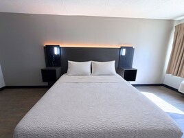 Quarto luxo, 1 cama Queen, para não fumantes, geladeira e micro-ondas | Escrivaninha, espaço de trabalho para notebook, cortinas blackout