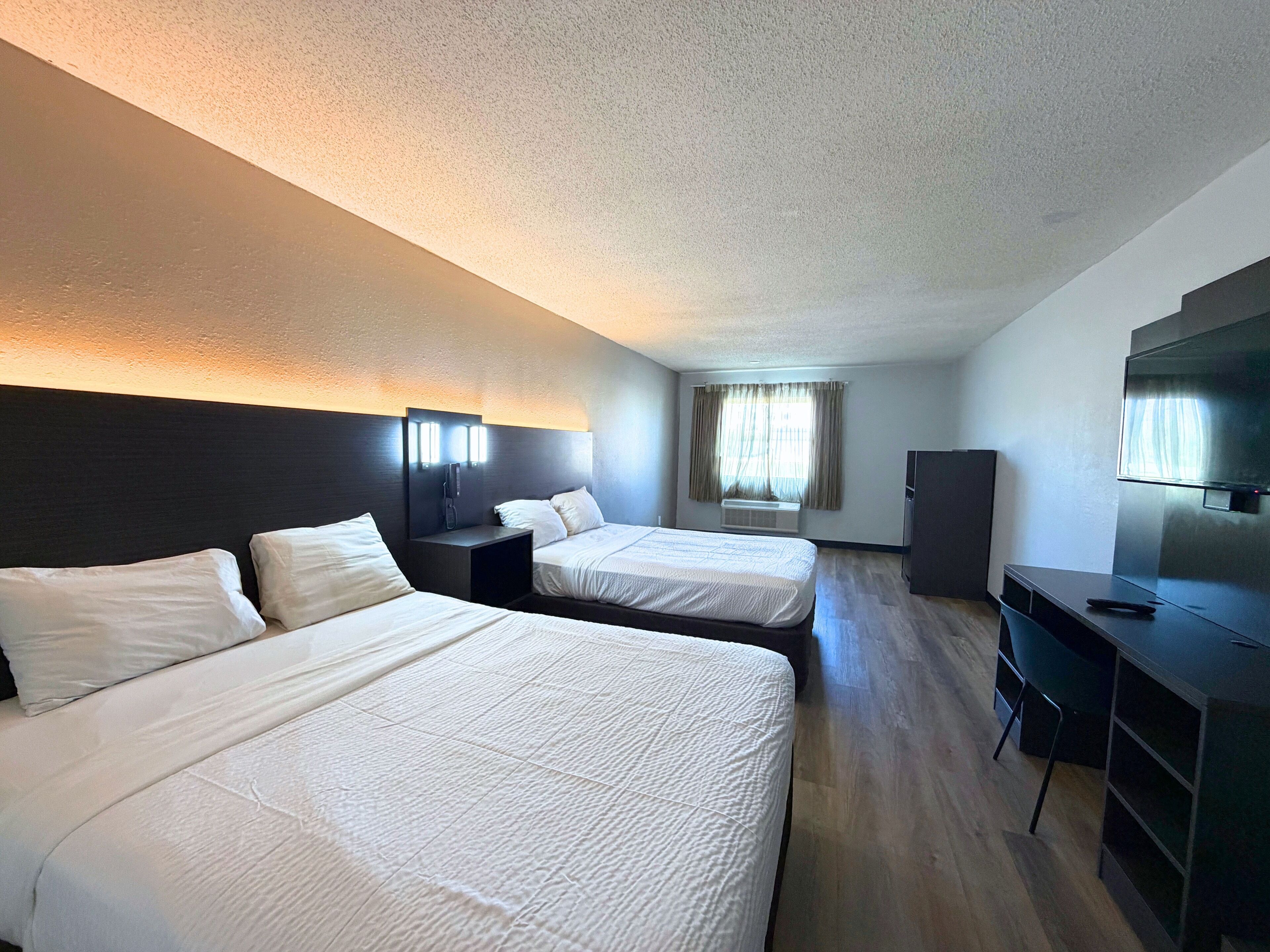 Habitación Deluxe, 2 camas de matrimonio, no fumadores, frigorífico y microondas | Escritorio, espacio para trabajar con un portátil, cortinas opacas