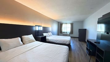 Habitación Deluxe, 2 camas de matrimonio, no fumadores, frigorífico y microondas | Escritorio, espacio para trabajar con un portátil, cortinas opacas