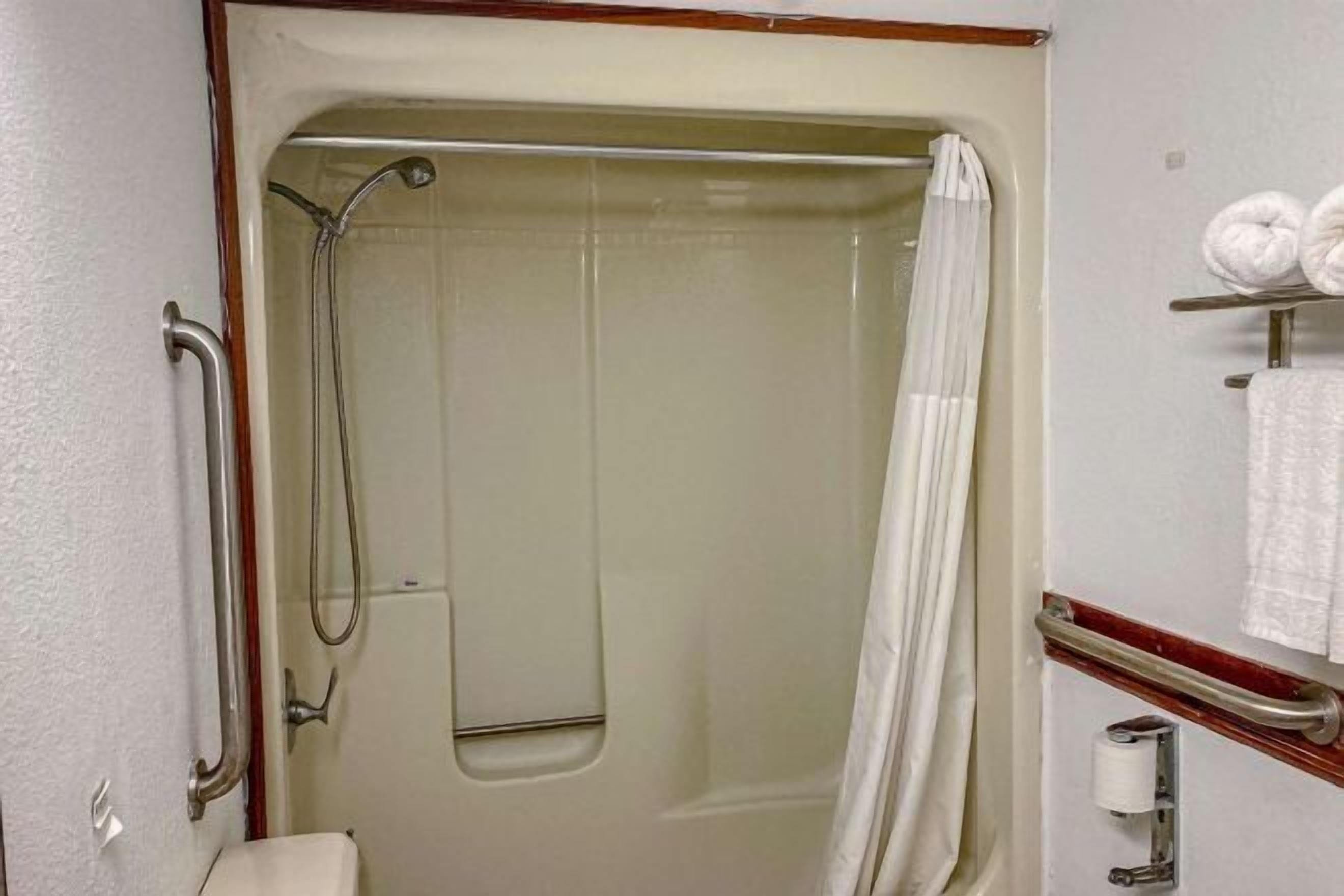 Bathroom | Combined shower/bathtub, hair dryer, towels, soap