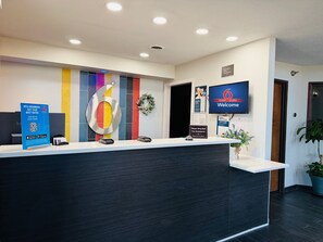 Lobby - Motel 6 Elkhart, IN (Elkhart)
