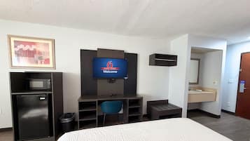 Escritorio, espacio para trabajar con un portátil, cortinas opacas