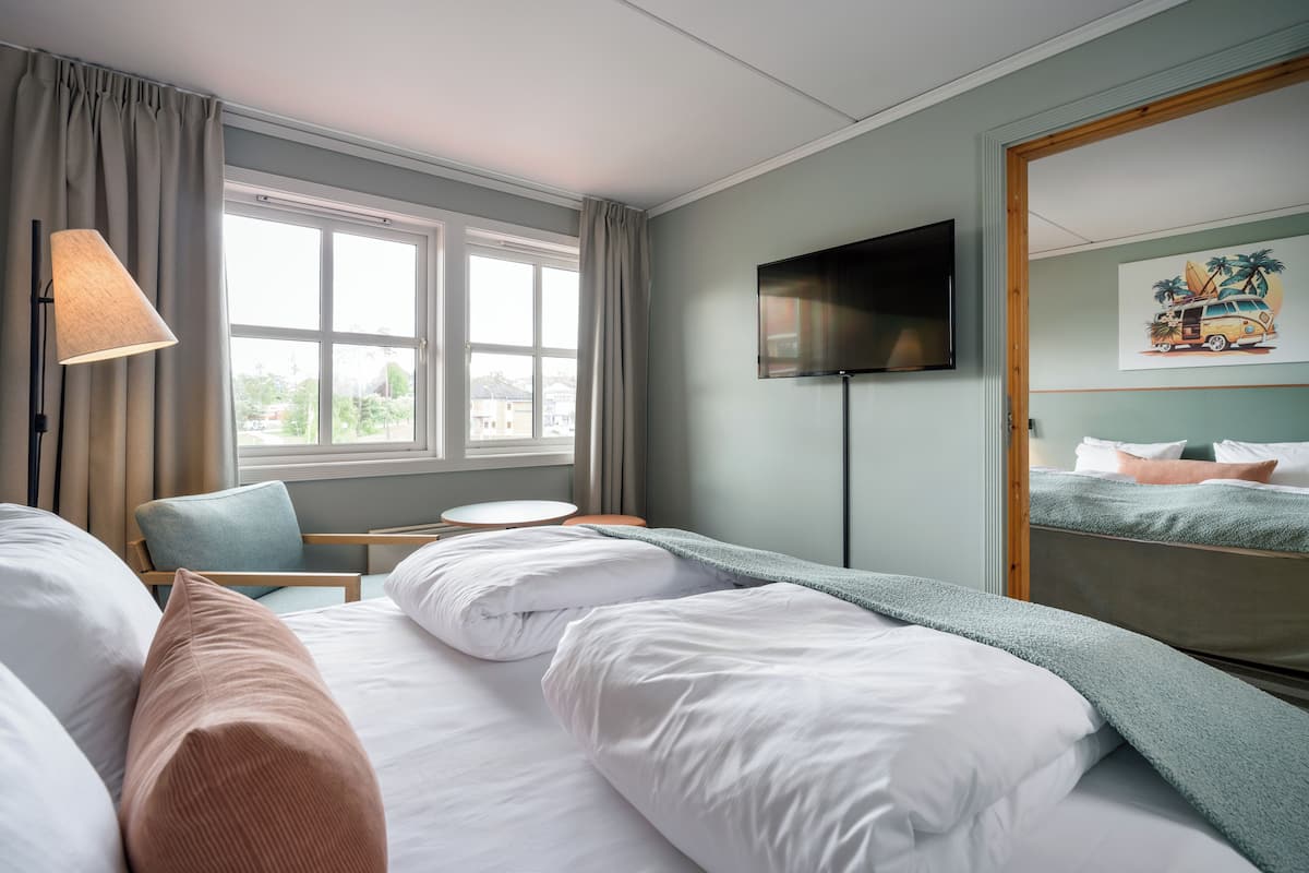 standard room, 1 double bed, non smoking | pillow-top beds, cots/infant beds, bed sheets