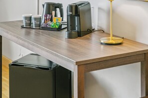 Escritorio, cortinas blackout, cunas y camas plegables/adicionales 