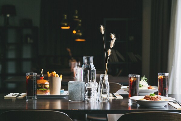 Petit déjeuner et dîner servis sur place