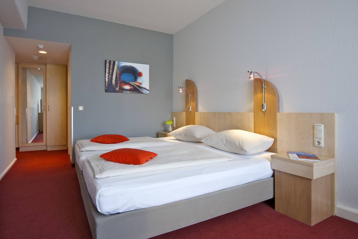 Hypo-allergenic bedding, in-room safe, desk, blackout curtains