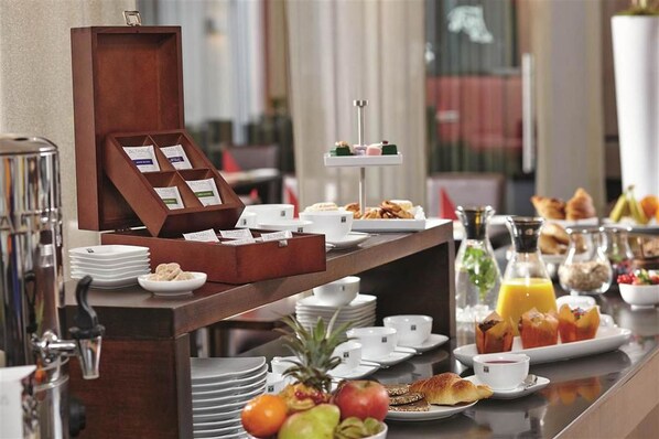 Daily buffet breakfast (EUR 14.00 per person) - THE Scotty Hotel Hamburg (Hamburg)