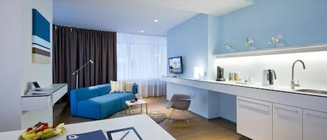 Studio | Living area | Flat-screen TV