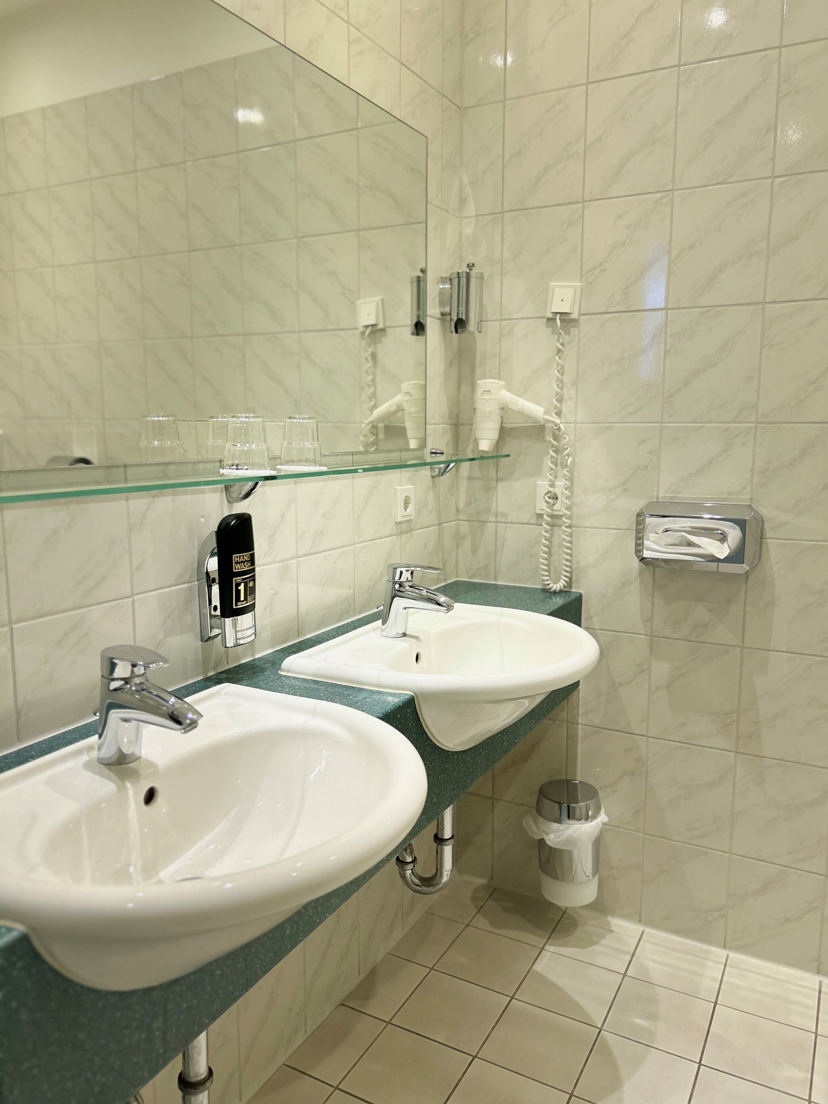 business double room | bathroom | free toiletries, hair dryer, towels