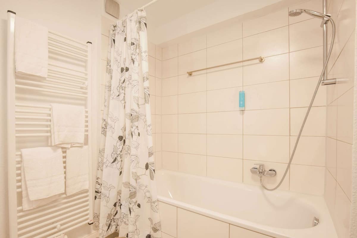 Apartamento estándar, 2 habitaciones, cocina (Dining Table) | Baño | Artículos de higiene personal gratuitos, secador de pelo y toallas