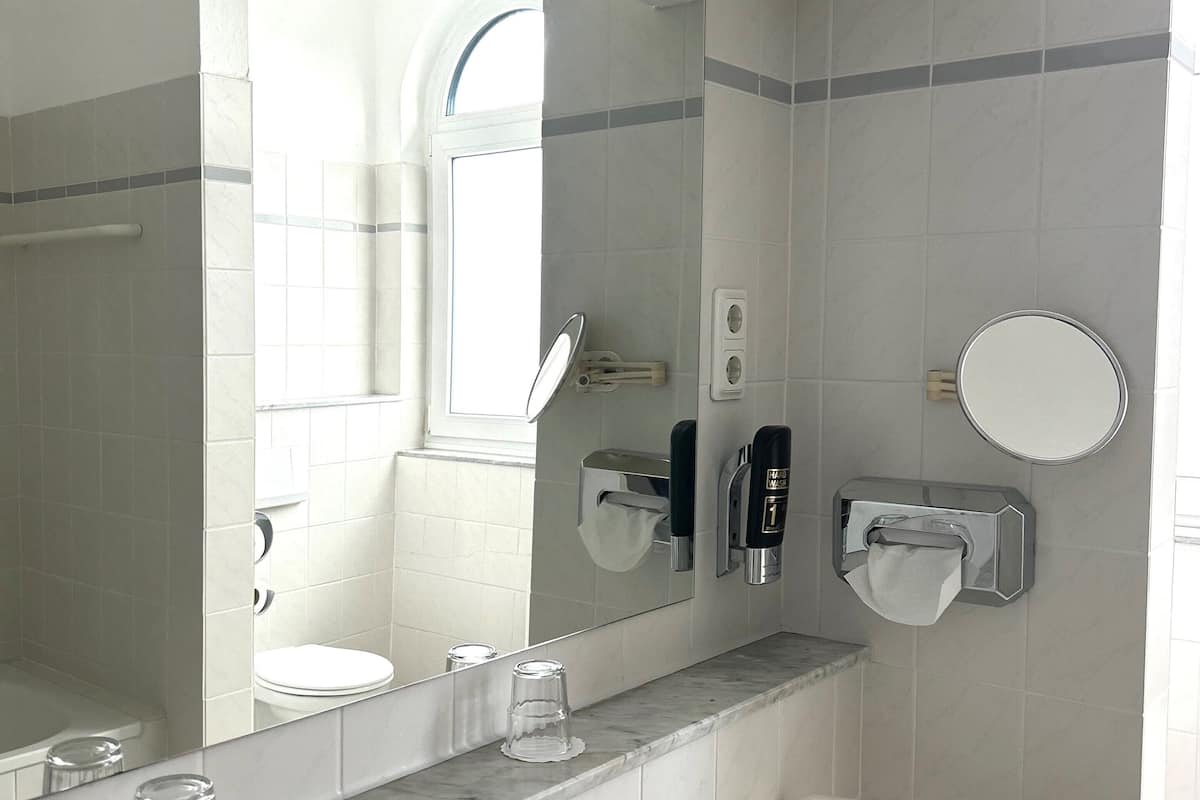 comfort double room | bathroom | free toiletries, hair dryer, towels