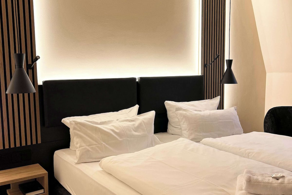 standard room, 2 single beds | hypo-allergenic bedding, in-room safe, desk, blackout curtains