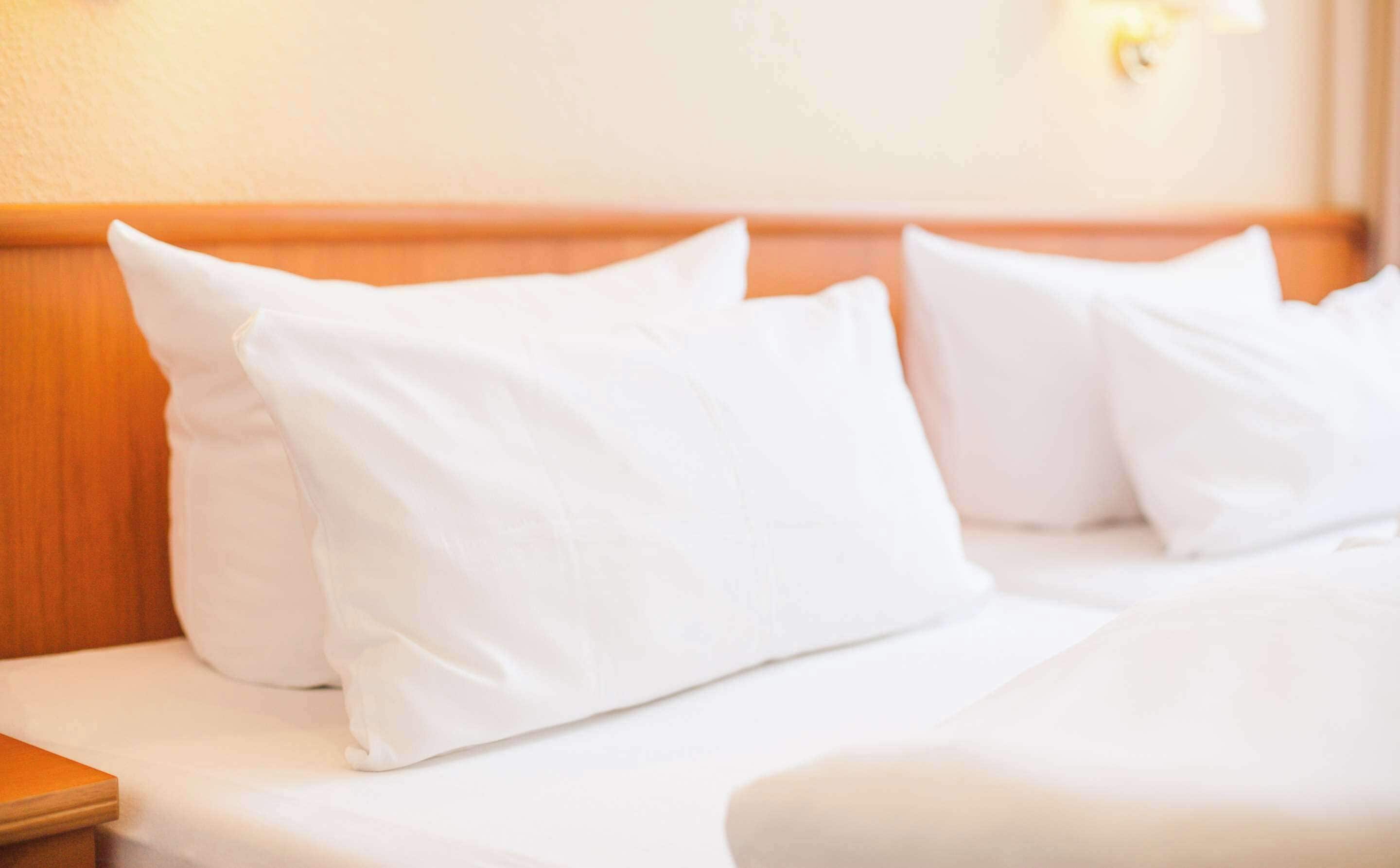 standard room, 2 single beds | hypo-allergenic bedding, in-room safe, desk, blackout curtains