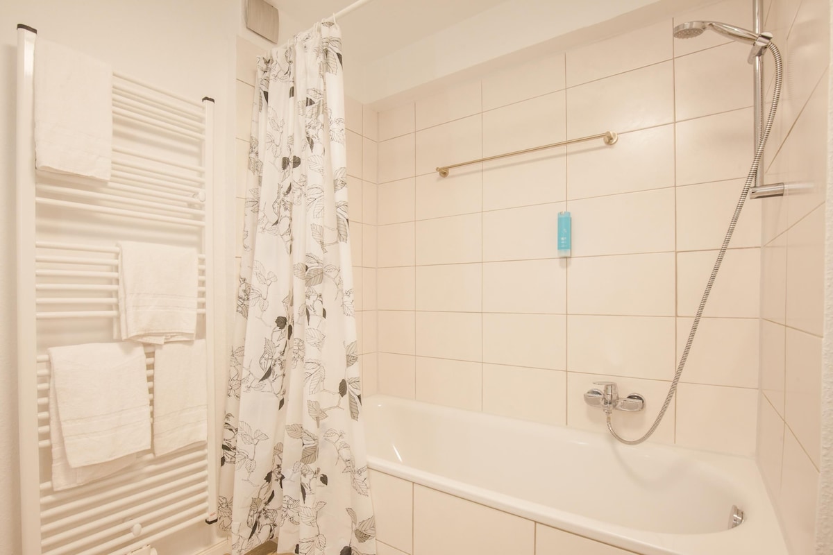 Apartamento estándar, 2 habitaciones, cocina (Dining Table) | Baño | Artículos de higiene personal gratuitos, secador de pelo y toallas